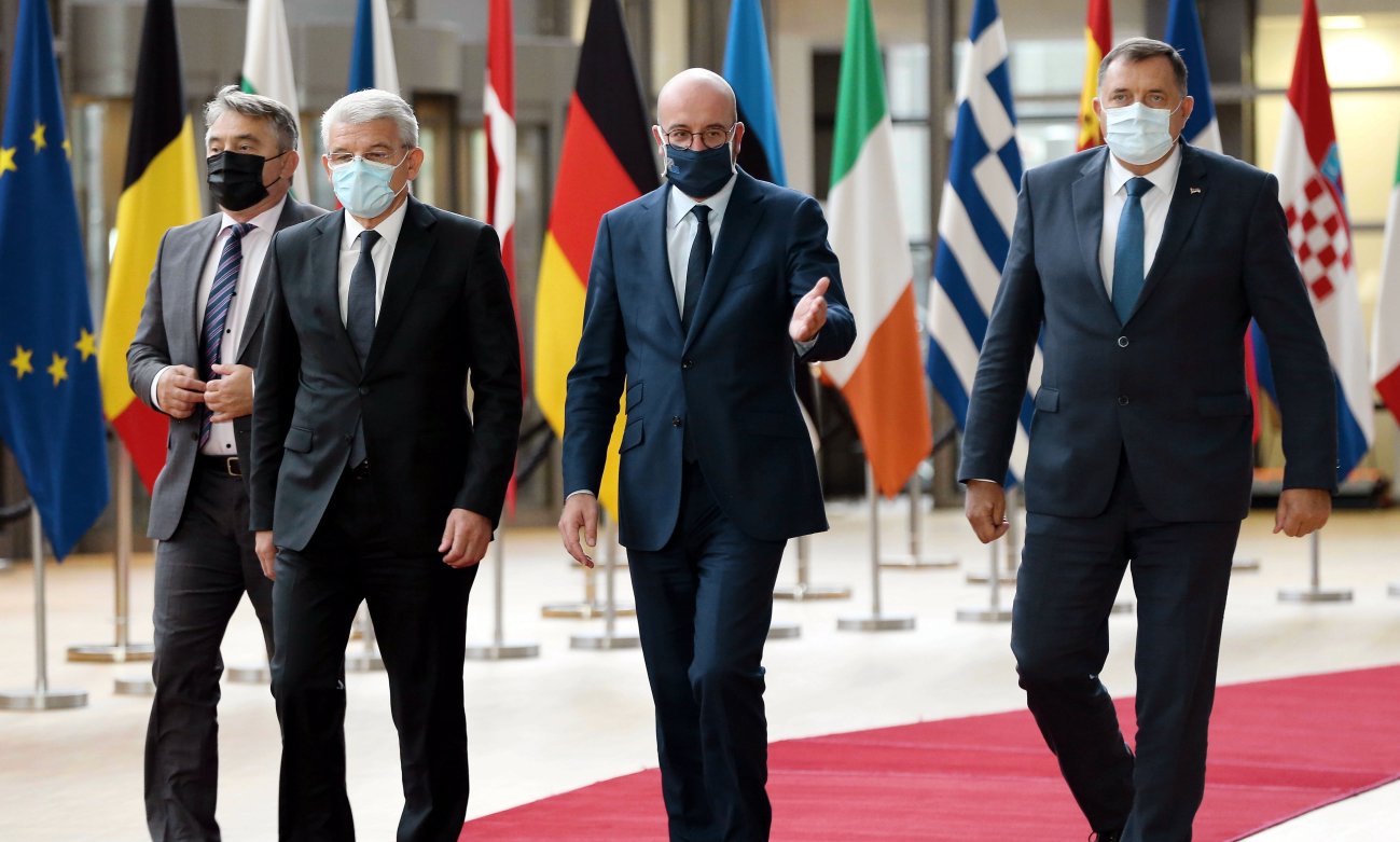 Chairman of the Presidency of Bosnia and Herzegovina Šefik Džaferović (2nd from left) and members of the Presidency of Bosnia and Herzegovina Milorad Dodik (right) and Željko Komšić (left) meet President of the European Council Charles Michel (2nd from right) in Brussels, Belgium, on 9 October 2020. (Dursun Aydemir/Anadolu Agency via Getty Images)