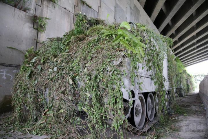 An image showing what appeared to be several RoCA M113-derived armoured vehicles covered in foliage under a bridge during an exercise aimed at practising concealment and camouflage techniques in an urban environment. (RoC Military News Agency)