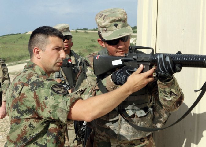 A Serbian military operations in urban terrain (MOUT) instructor trains members of the Ohio National Guard’s 838th Military Police Company on 12 June 2019 during peacekeeping exercise ‘Platinum Wolf 2019’ at South Base, Serbia.  (US Army)