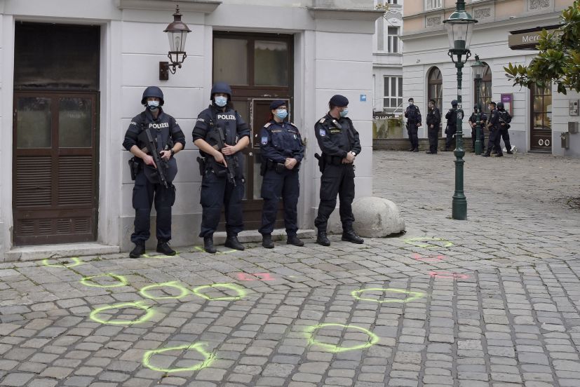 Police officers on 3 November guard the scene of the small-arms terrorist attack on 2 November 2020 in Vienna, Austria. Substantial reforms of the intelligence services have been proposed to address failures exposed by the attack. (Thomas Kronsteiner/Getty Images)