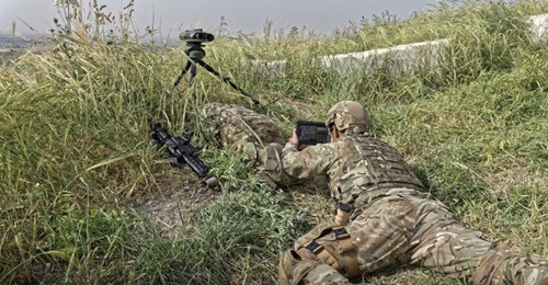 The UK MoD has awarded ESUK a contract for D-JFI for the British armed forces. The photo shows a forward observer using a handheld display to examine the footage relayed by the optical system.