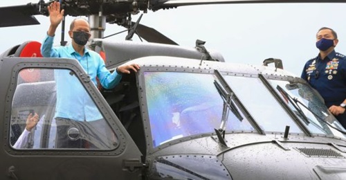 On 10 December 2020 the PAF inducted into service the first six of 16 S-70i Black Hawk helicopters in a ceremony that was also attended by Secretary of National Defense Delfin Lorenzana (seen here). Philippine President Rodrigo Duterte has now approved...