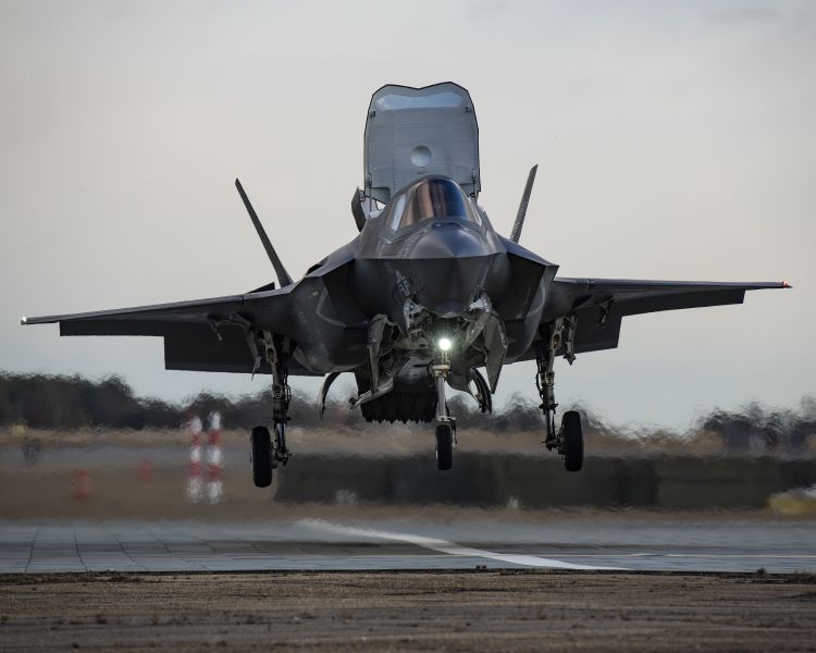 
        The first US Marine Corps VX-23 ‘Salty Dogs’ pilot from the F-35 Patuxent River ITF began STOVL training at NAS Patuxent River, Maryland, in early February. This unit will deploy to ITS 
        Cavour
         in the coming weeks to help the Italian Navy build up its F-35B capability.
       (DVIDS)