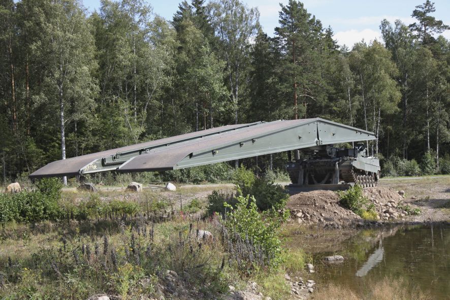 A Leopard 2 platform, equipped with the KMW-built Leguan system, deploying a single 26 m bridge. (Krauss-Maffei Wegmann)