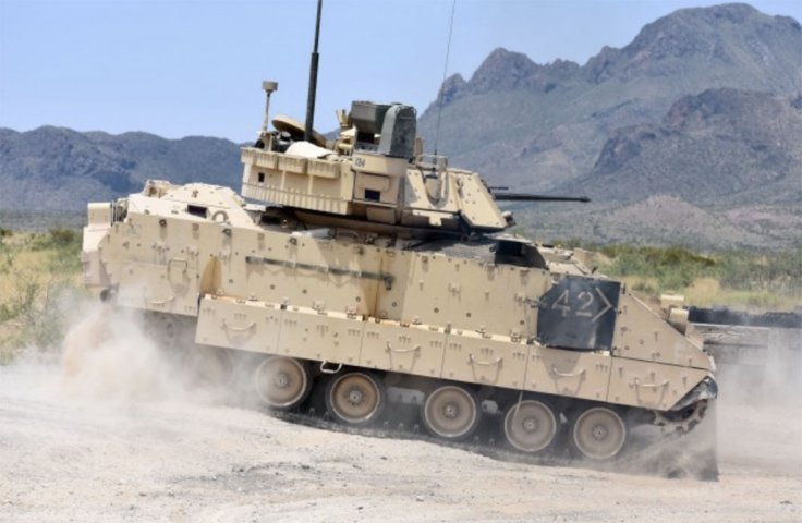 An M2A3 Bradley Fighting Vehicle manoeuvres into position during US Army combat drills in 2018. (US Army )