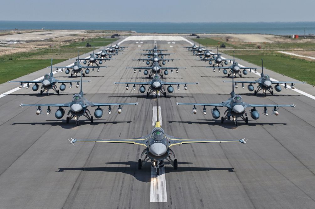 A total of 20 F-2s assigned to the JASDF’s 8th Squadron took part in an ‘elephant walk’ at Tsuiki Air Base on 19 April to mark the unit’s 60th anniversary. (JASDF)